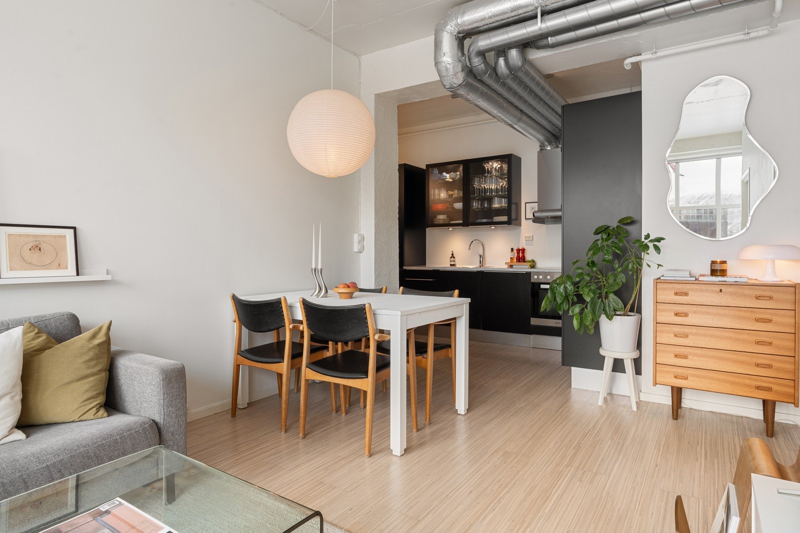 God plass til stor spisegruppe i overgang mellom stue og kjøkken. Galleribilde