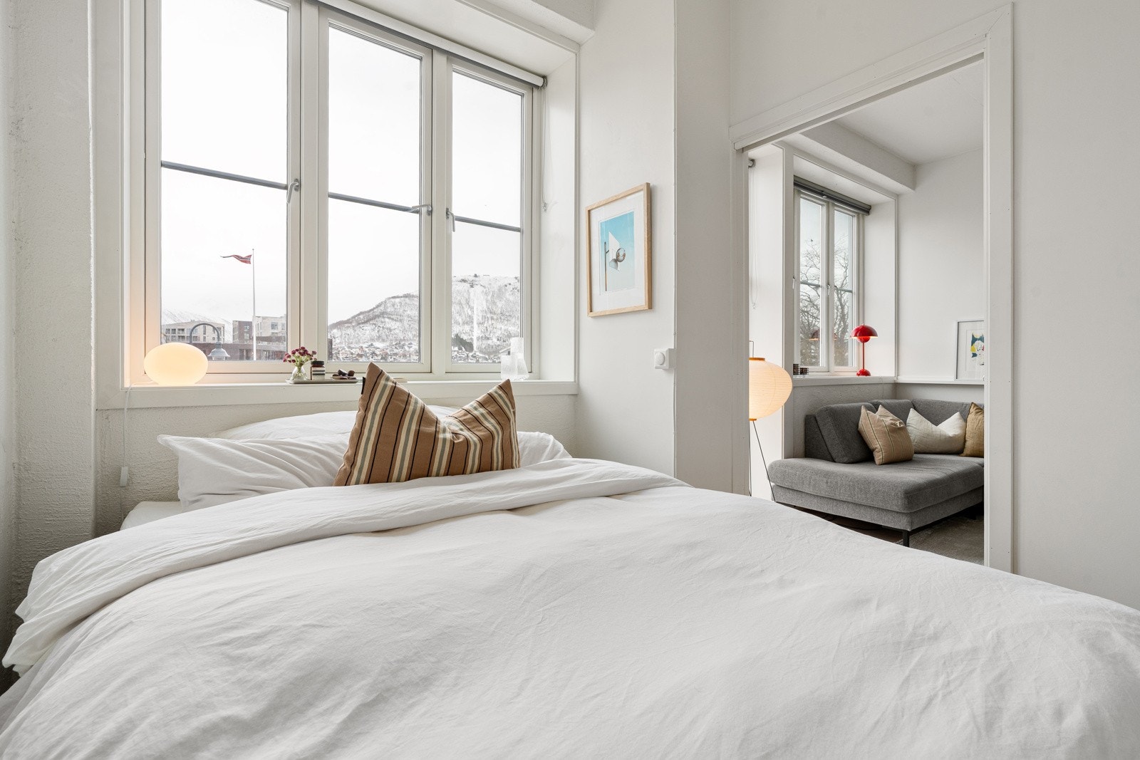 Her er det plass til dobbeltseng under de store vinduene. Galleribilde