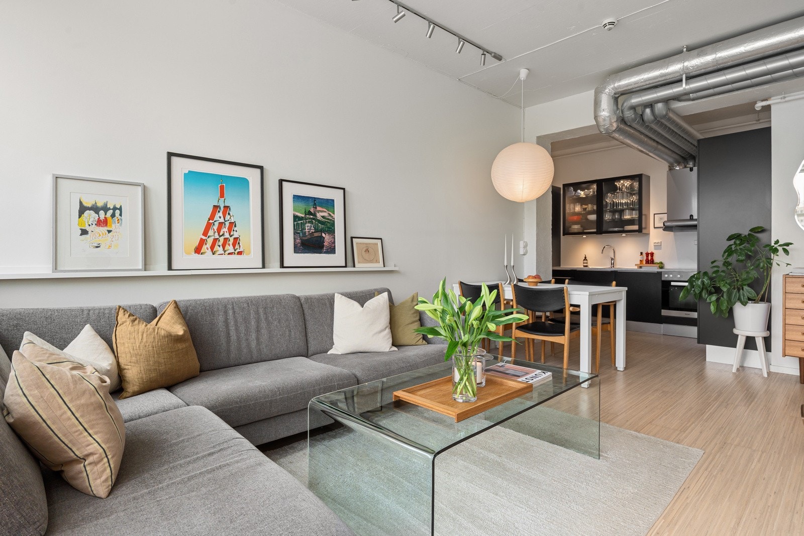 Åpen planløsning gir god romfølelse, og du kan enkelt møblere med flere sittegrupper. Galleribilde