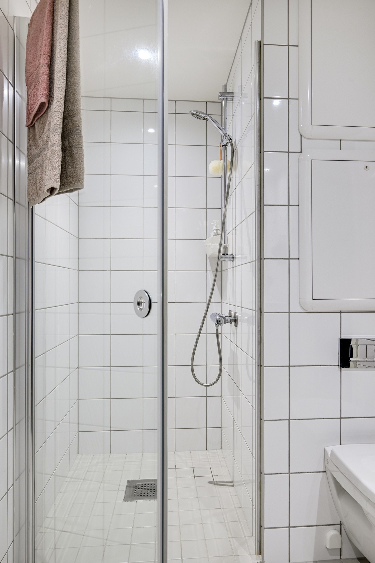 Flislagt dusjhjørne med spottbelysning Galleribilde