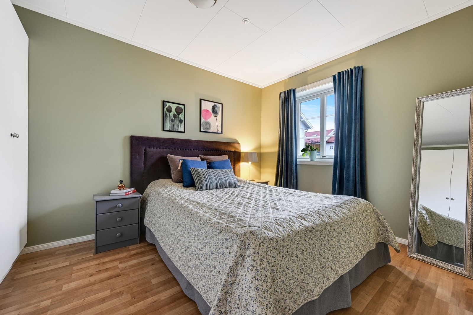 2 fine soverom, hvorav hovedsoverommet har stort garderobeskap Galleribilde