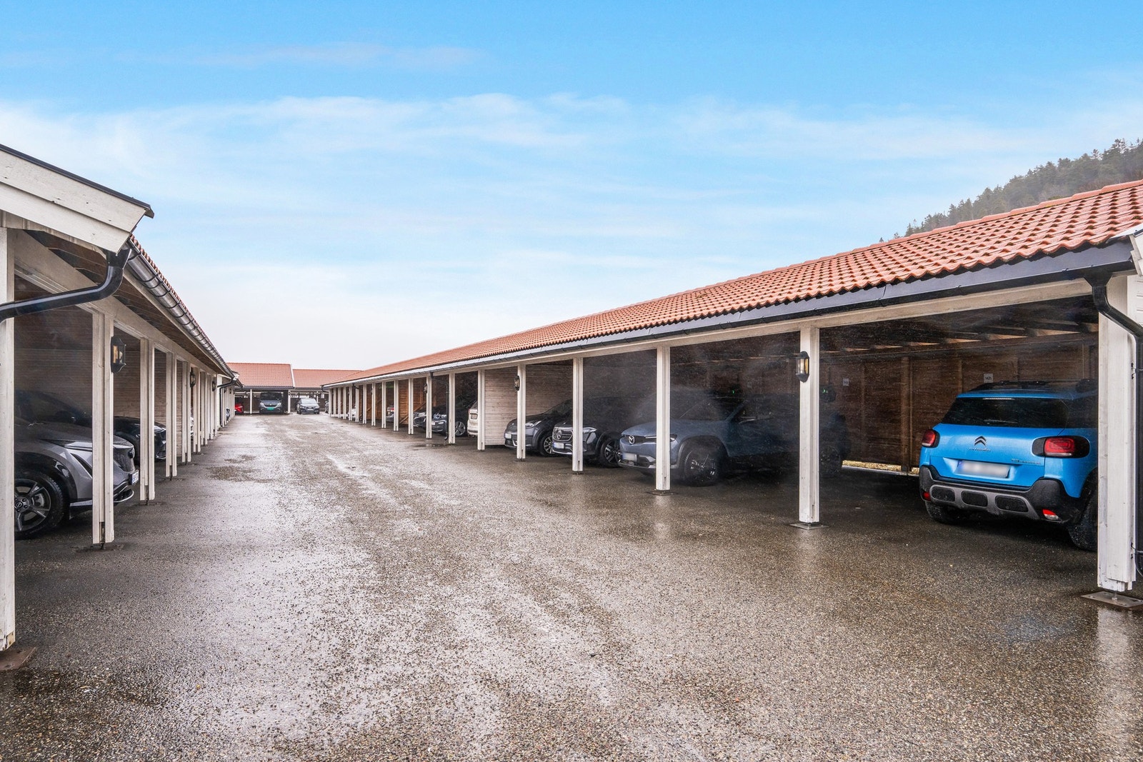 Parkering kan enkelt gjøres i en carport. Ytterligere parkeringsmuligheter har man like bortenfor Galleribilde