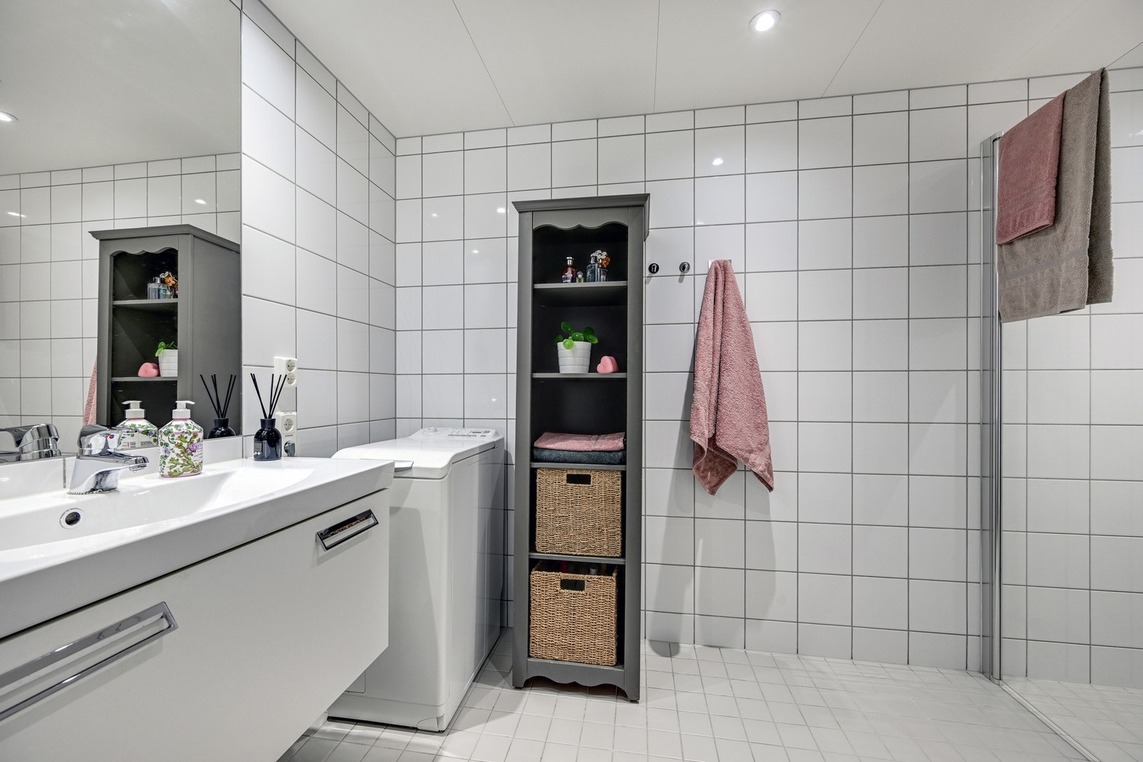 Lyst bad med flis på gulv og vegger Galleribilde