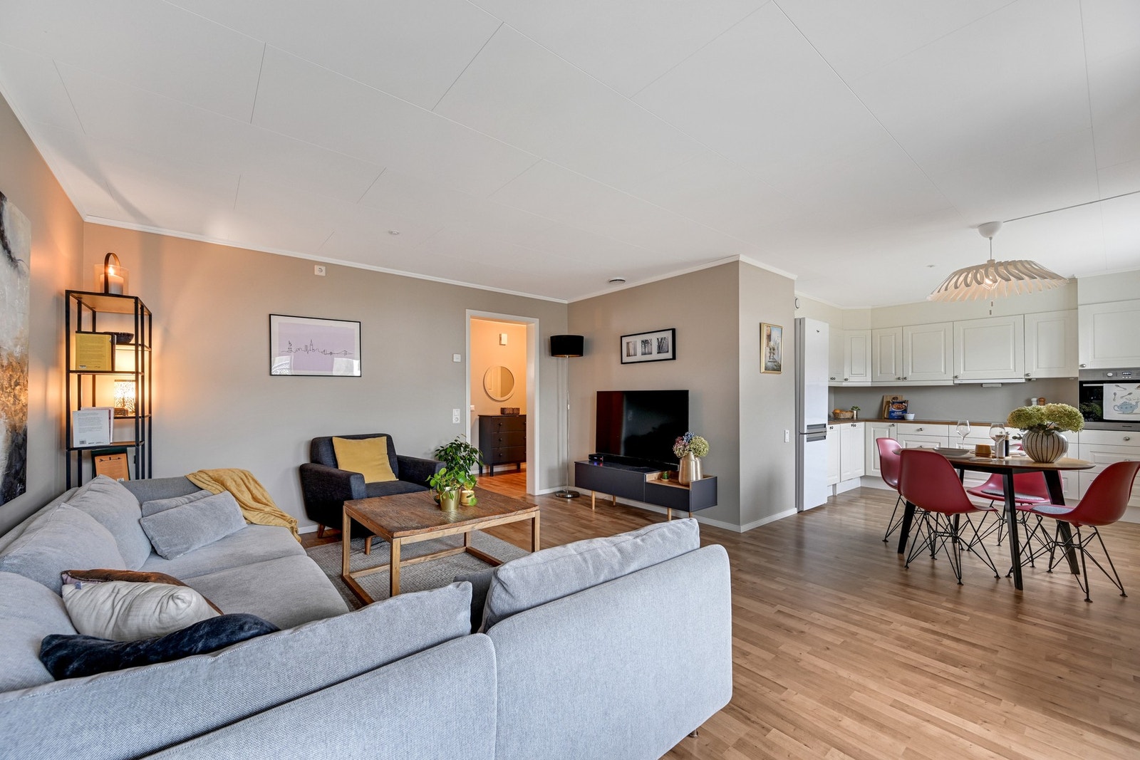 Romslig stue med tidsriktig fargevalg Galleribilde