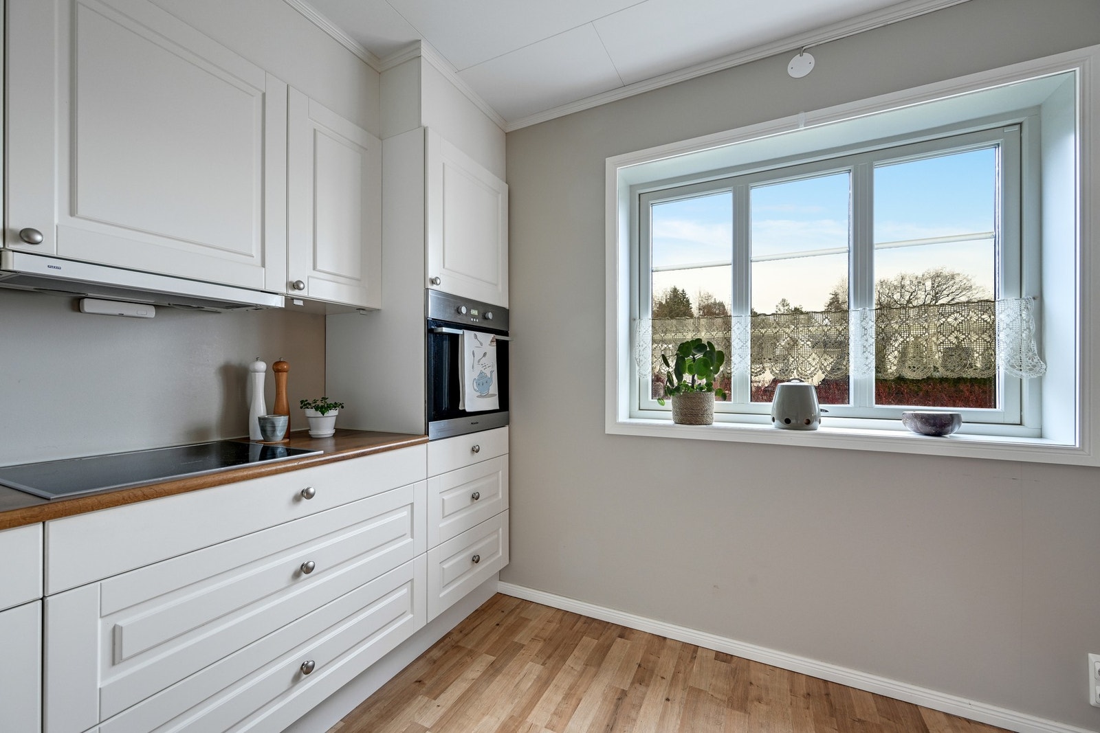 Kjøkkenvinduet sørger for fint lysinnslipp Galleribilde