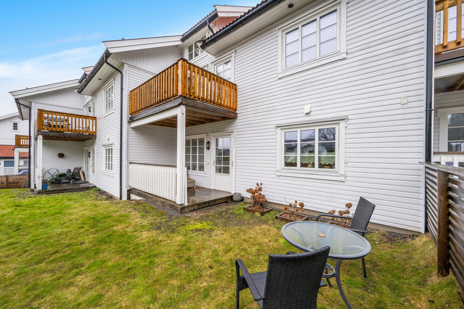 Solfylte dager kan nytes i denne trivelige hagen Galleribilde