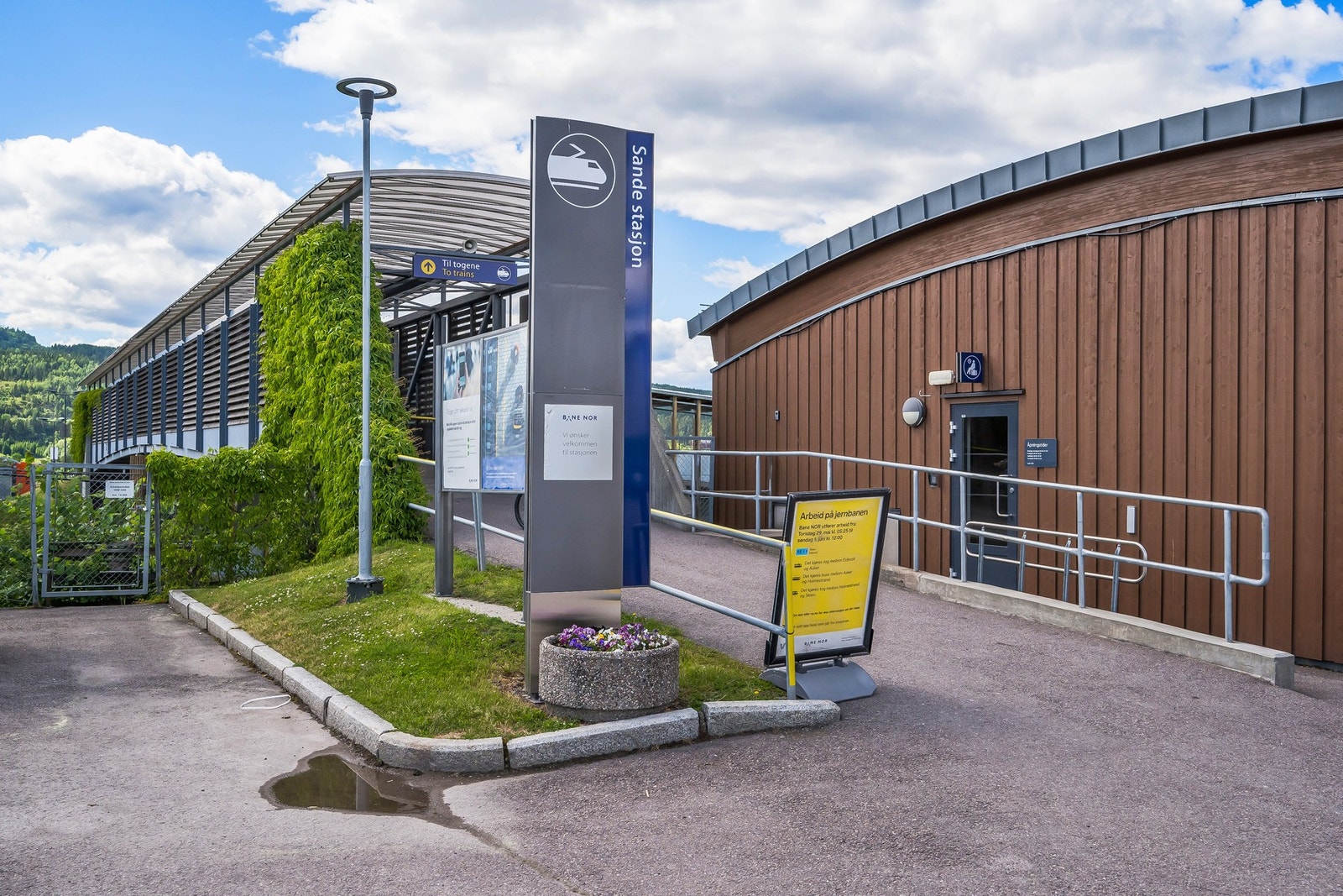 Sande stasjon med hyppige togavganger mot Oslo og Skien Galleribilde