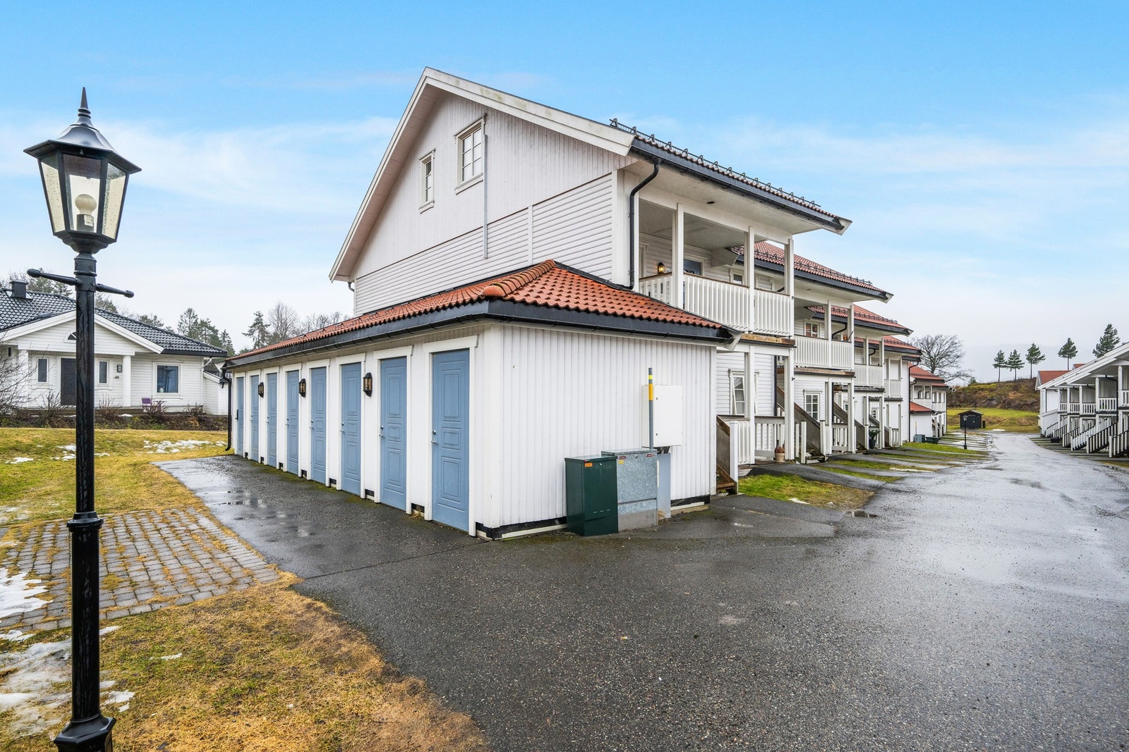 Utenfor leiligheten, har man en praktisk bod hvor man kan oppbevare alt fra hageredskaper til bildekk Galleribilde