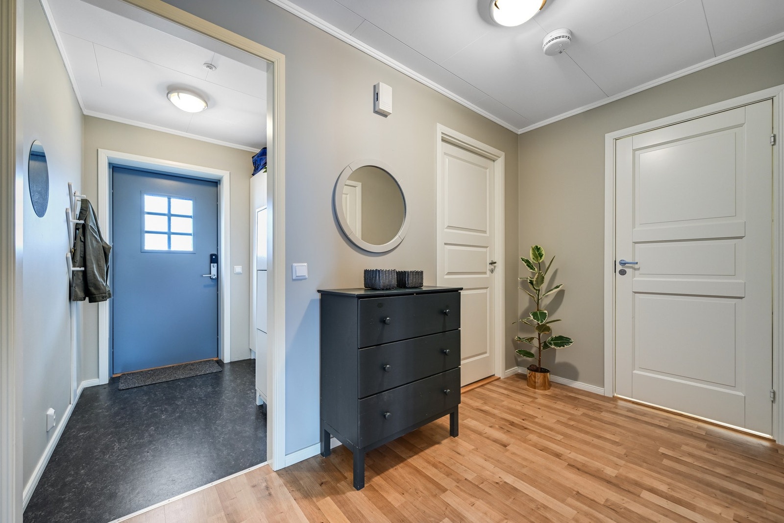 Innbydende entré med god plass til å klær og sko Galleribilde