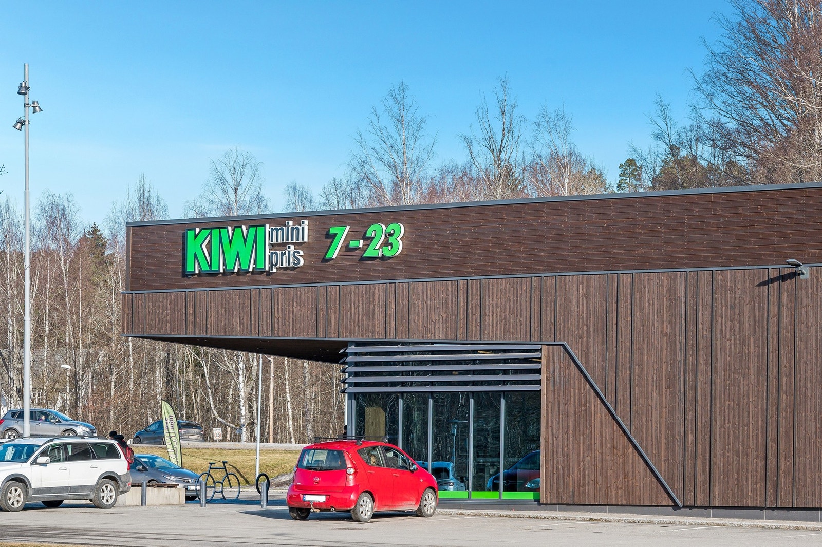 Dagligvarehandelen kan enkelt gjøres på Kiwi på Nordre Jarlsberg brygge, eller Coop extra på Lersbrygga. Flott Menybutikk er også i nærheten Galleribilde