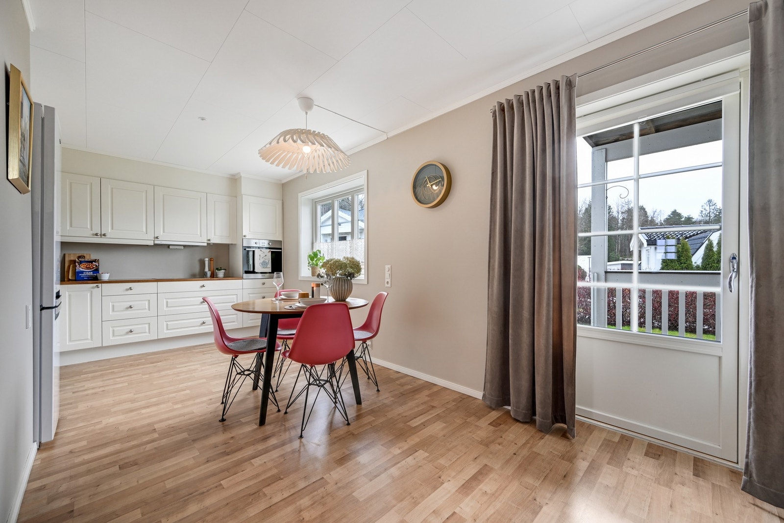 Her har man god plass til et større spisebord Galleribilde