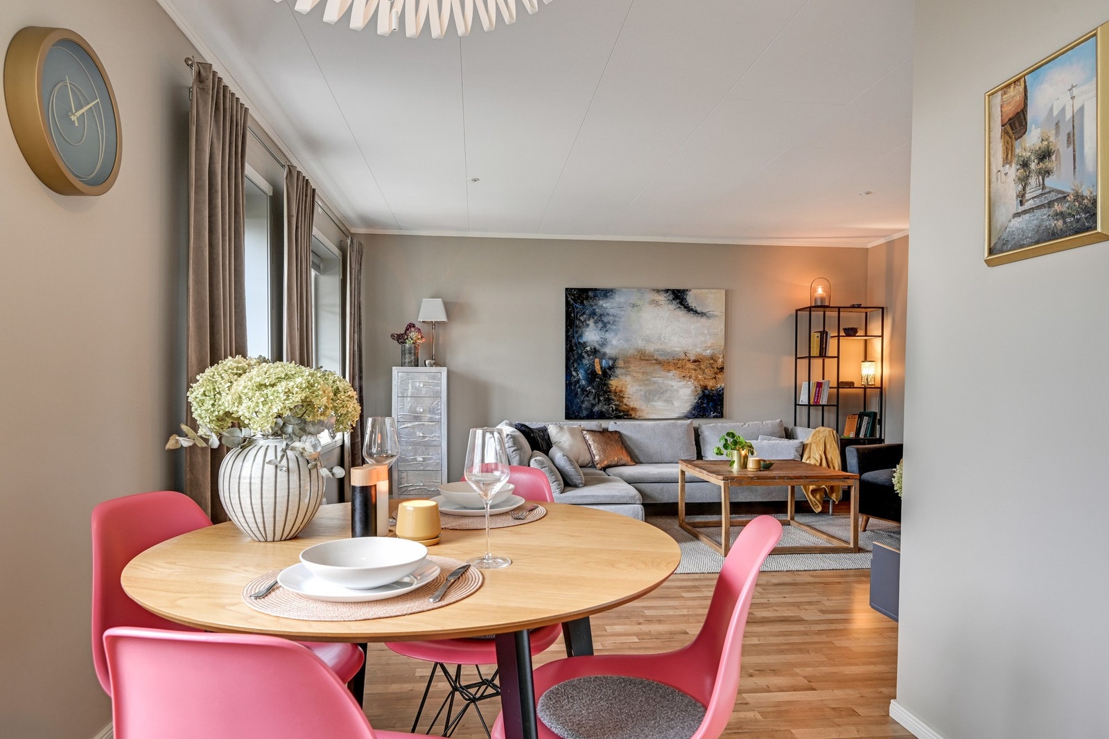 Stuen og kjøkkenet knyttes sammen med en spisestue Galleribilde