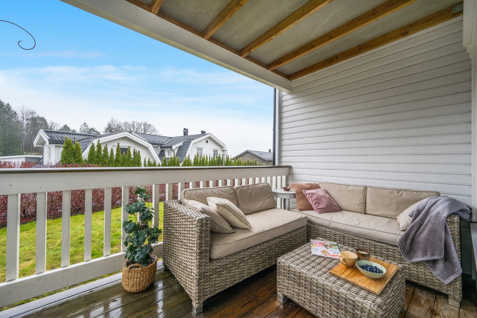 Fra stuen er det utgang til en overbygd terrasse med sol. Videre har man en egen hageparsell med hekk og gressplen Galleribilde