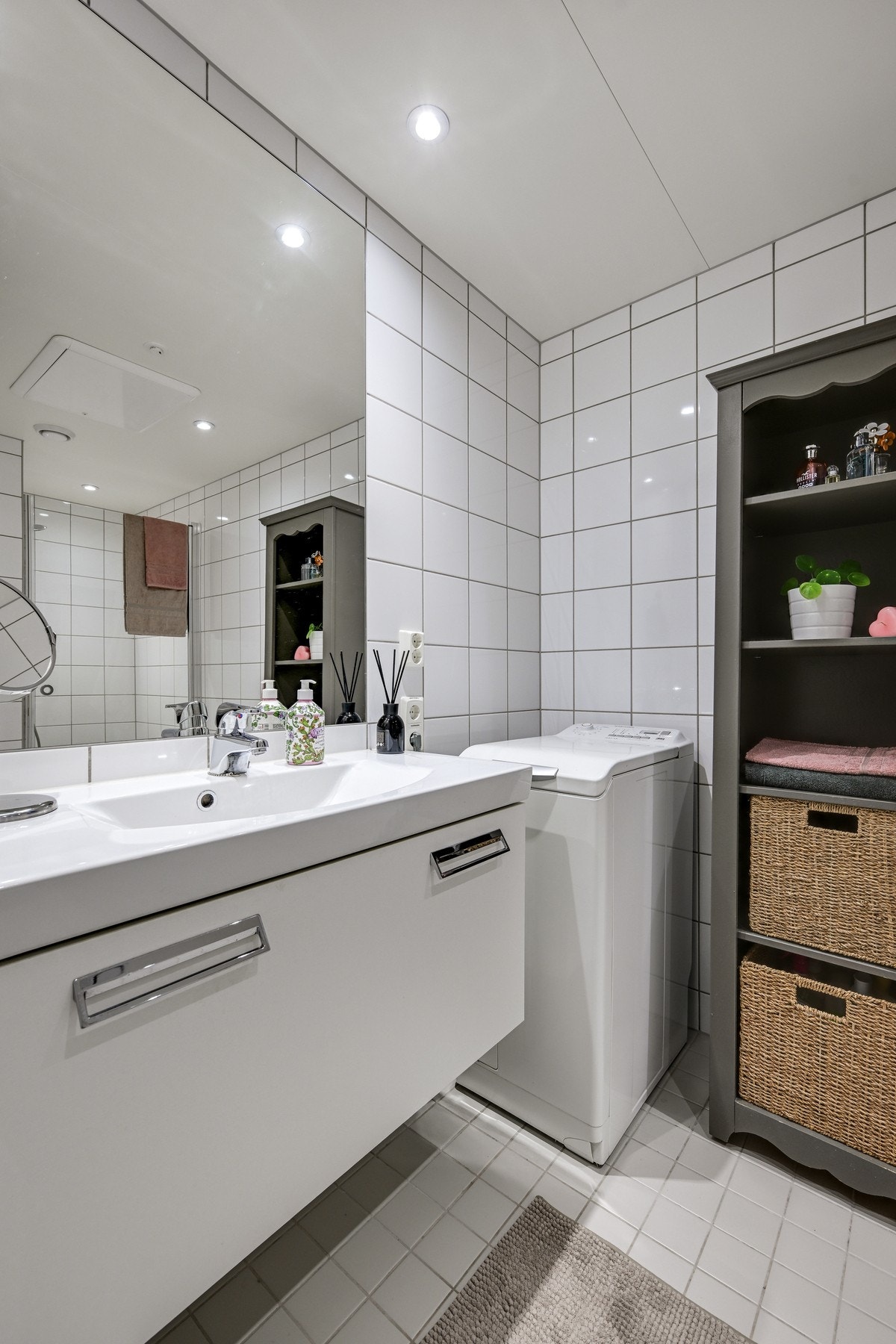 Det er spotter i taket og en fin innredning bestående av speil, underskuff, vegghengt klosett og et dusjhjørne Galleribilde