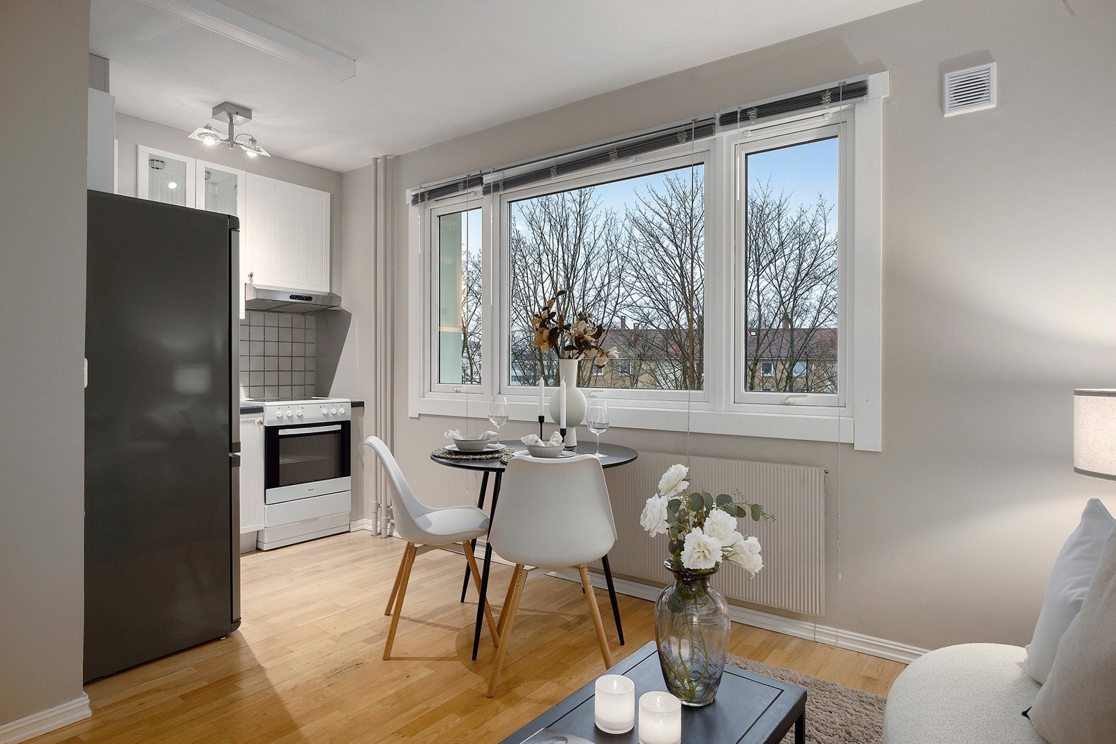 Store vindusflater som slipper inn godt med naturlig lys Galleribilde