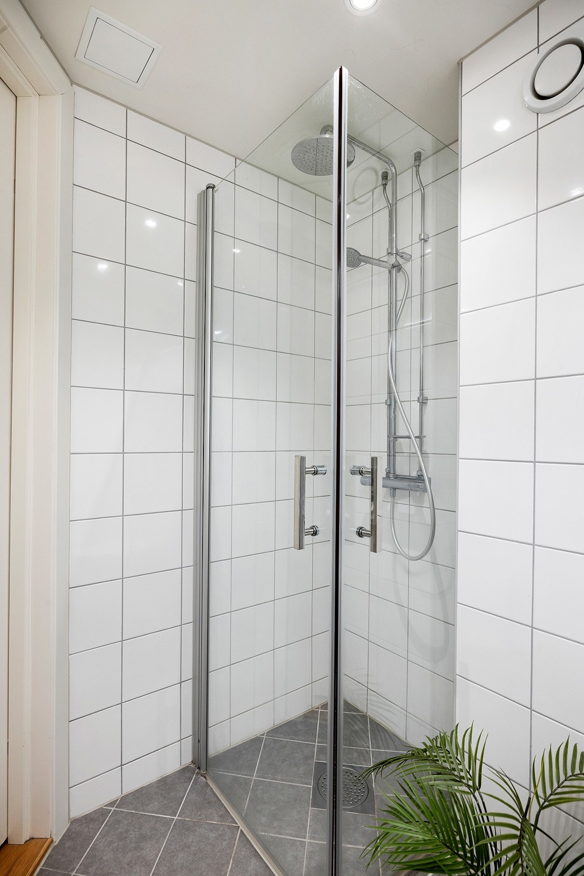 Dusjløsning med inn- og utadslående dusjdører. Galleribilde