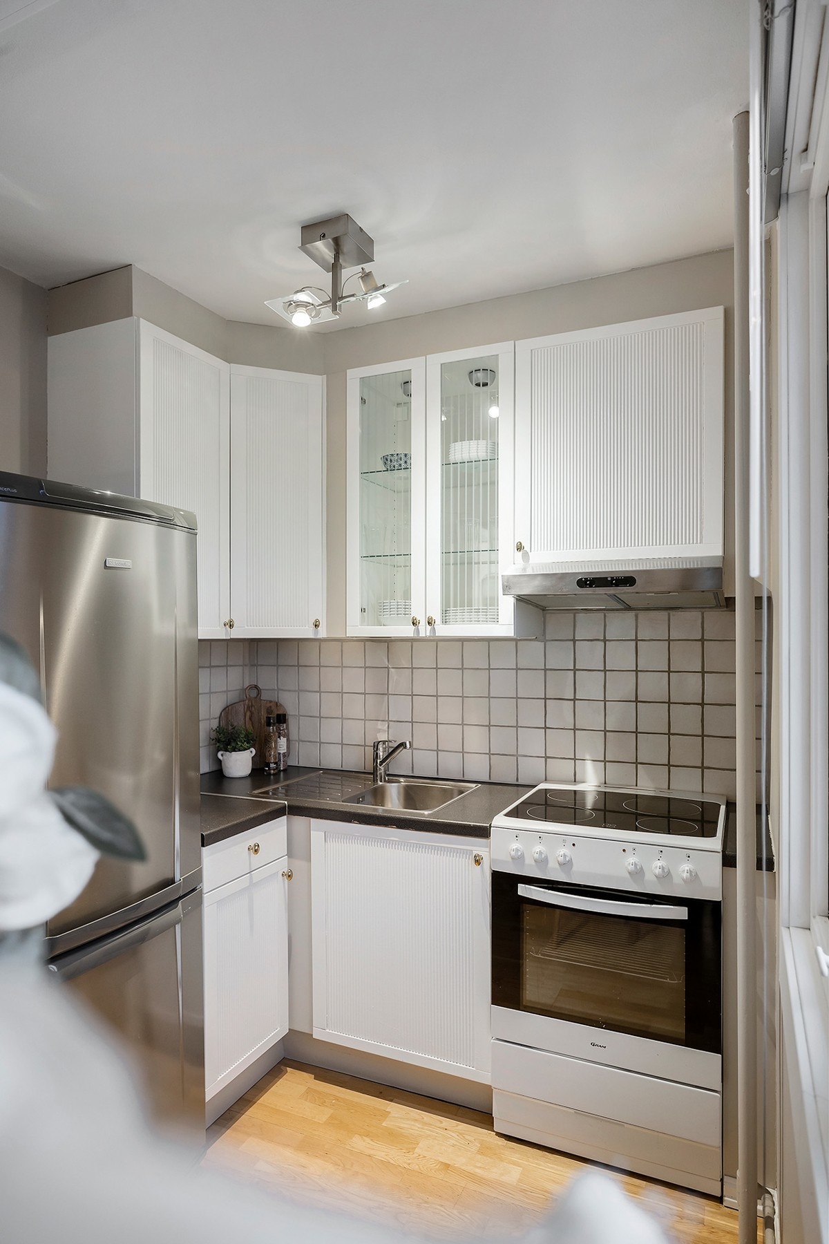 Kjøkkenet fremstår oversiktlig og lett å bruke i hverdagen Galleribilde