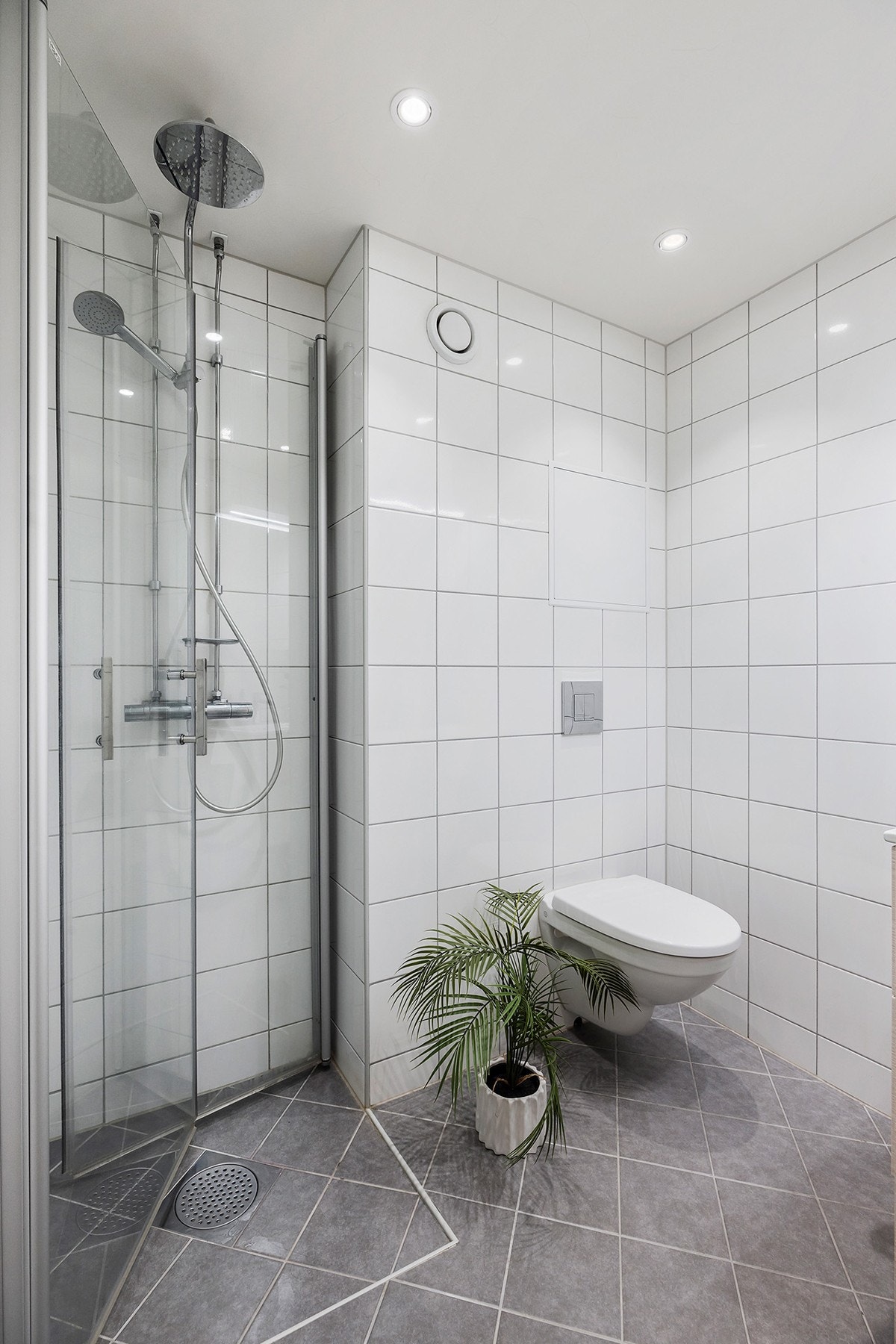 Flislagt bad fra 2018 med gulvvarme og downlights i tak Galleribilde