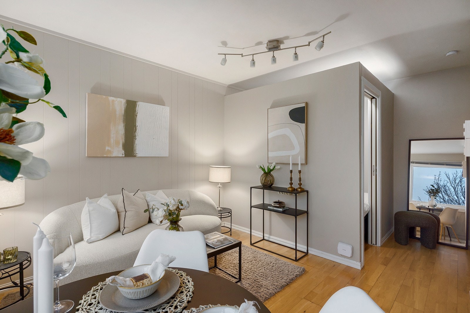 Moderne stue med plass til sittegruppe og salongbord Galleribilde