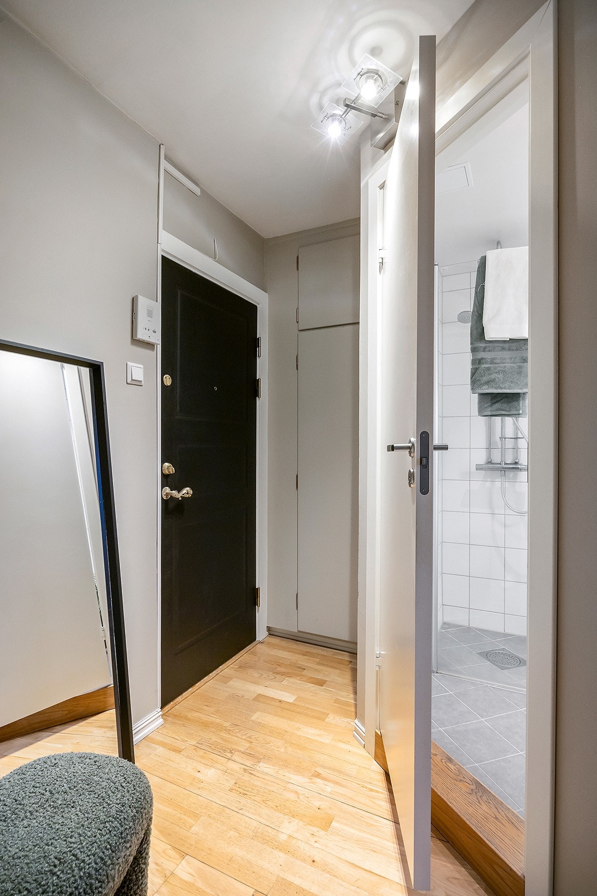 Entré med eikeparkett på gulv og malte slette veggflater. Plassbygget garderbeskap Galleribilde