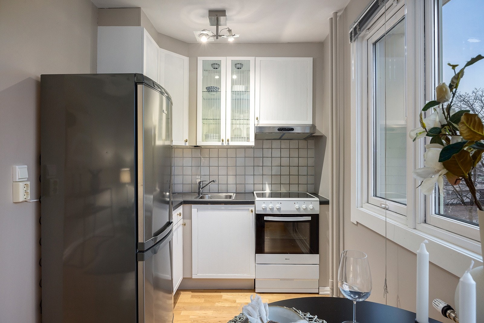 Kjøkkeninnredning med malte fronter og laminat benkeplate Galleribilde