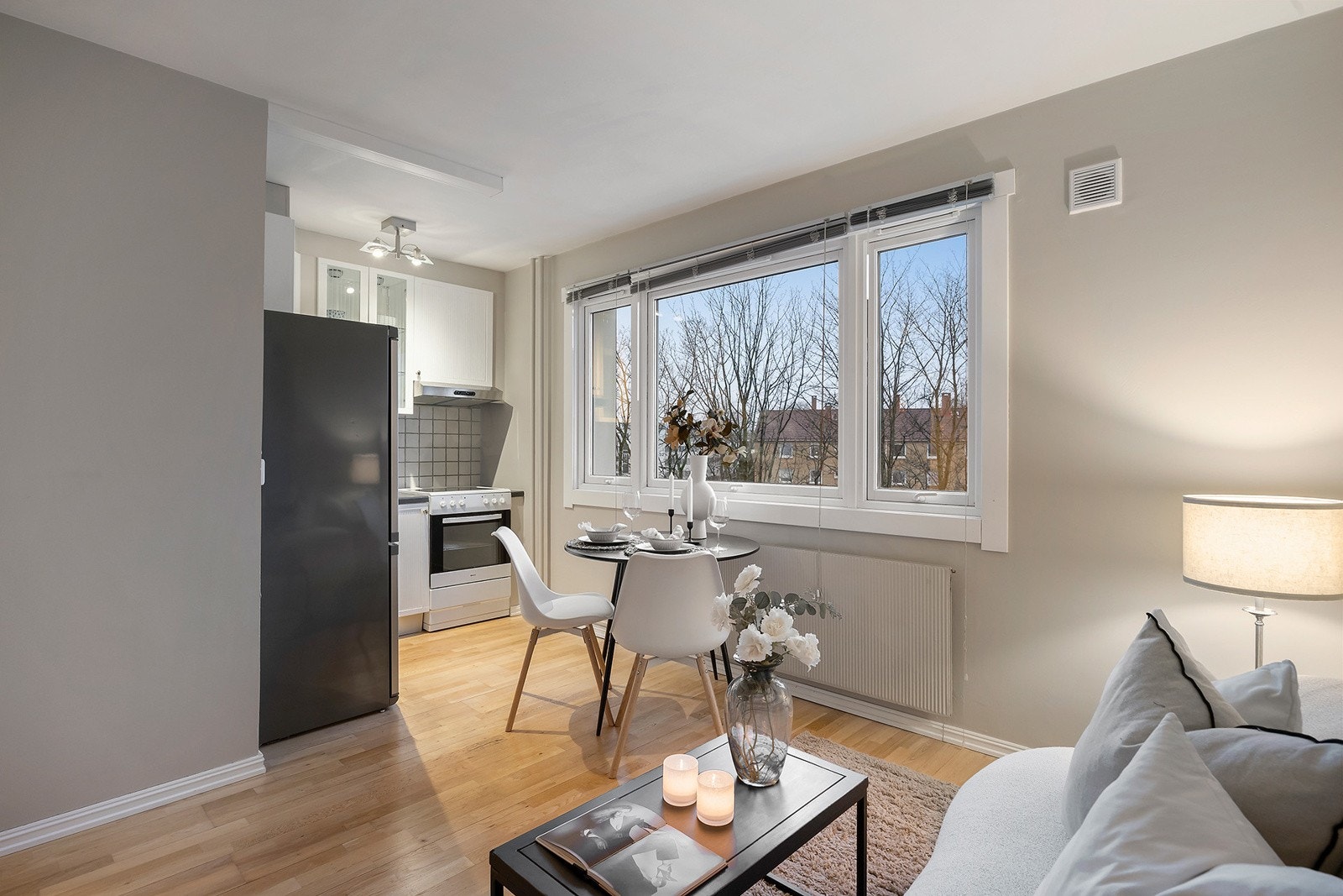 Åpen løsning mot kjøkken gir en funksjonell planløsning Galleribilde