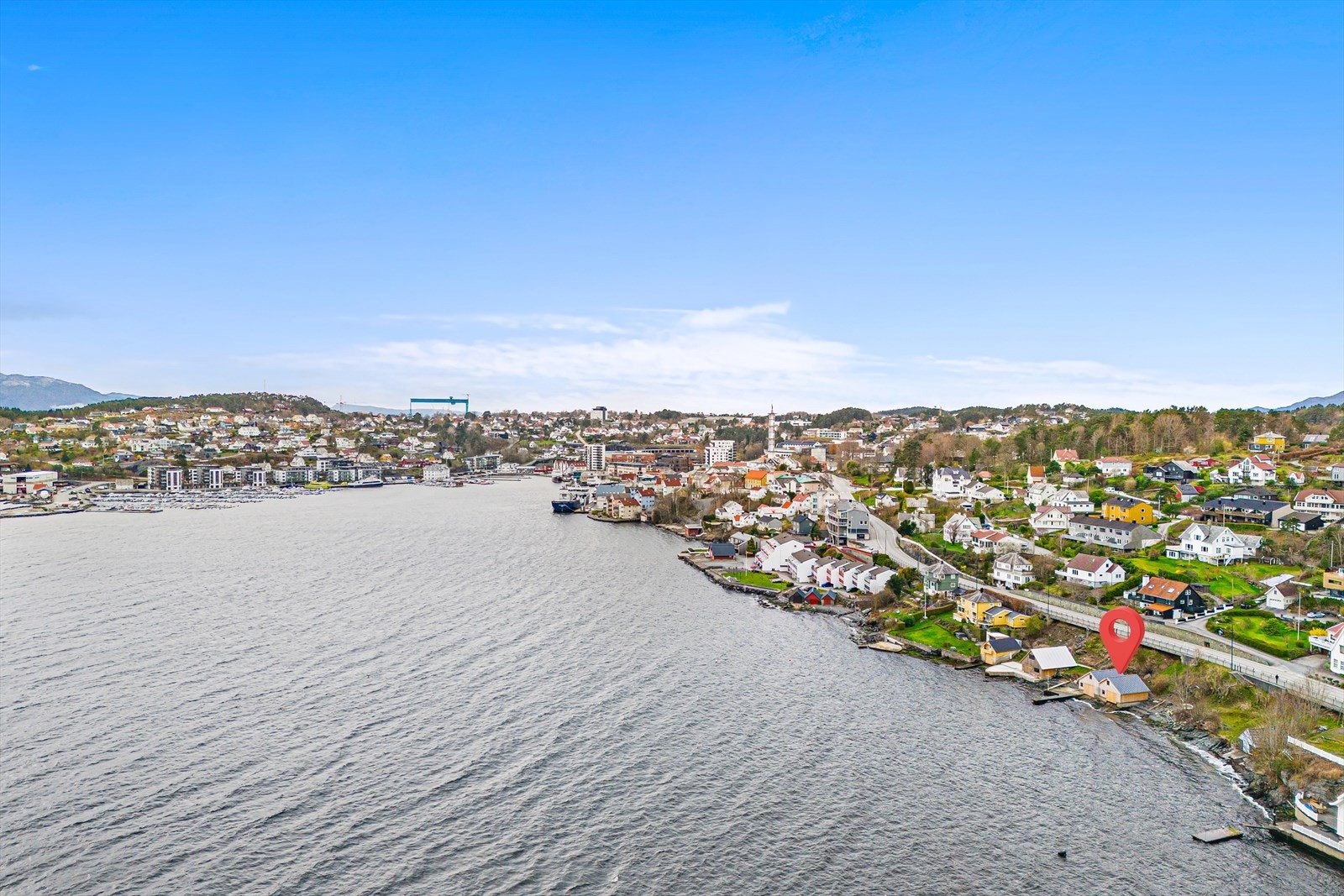 Fint beliggende nyere naust i Borggata med kort avstand til Leirvik sentrum. Galleribilde