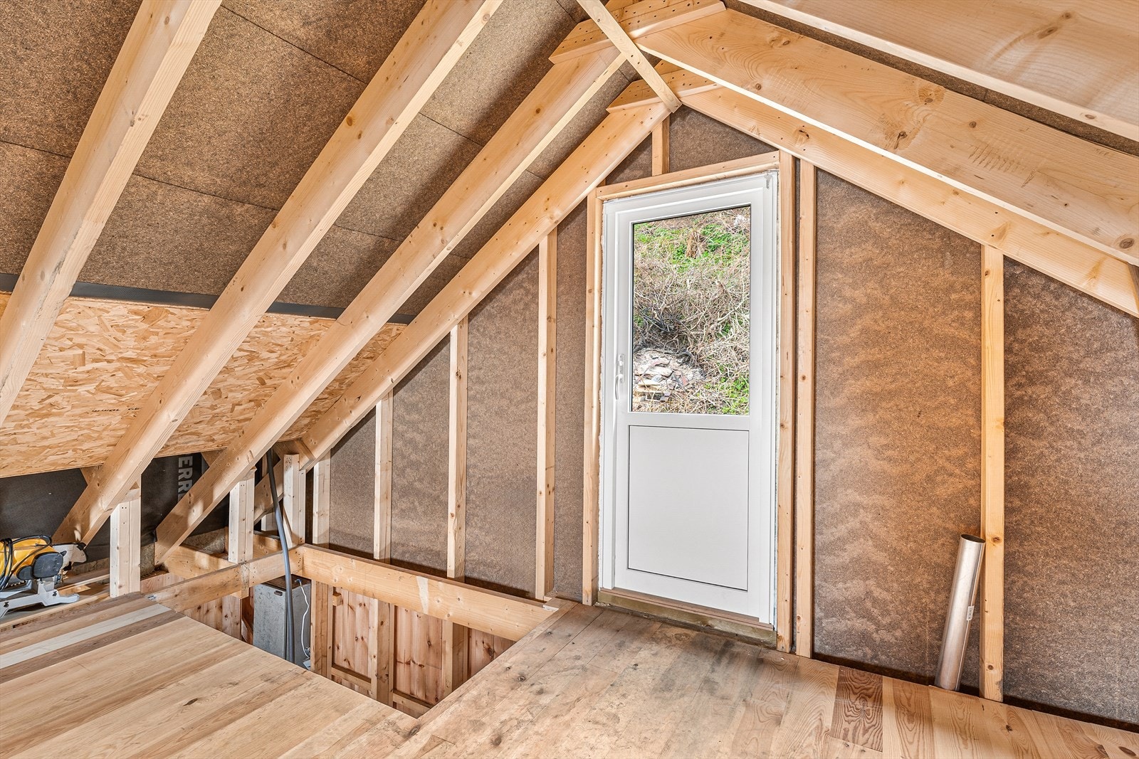 Loft og trapp ned til naustdel. Galleribilde