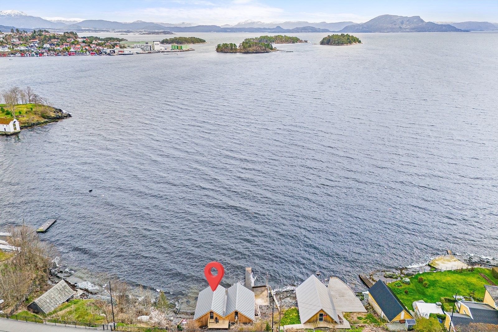 Fra naustet har en nydelig utsikt mot fjord og fjell, samt innseilingen til Leirvik. Galleribilde