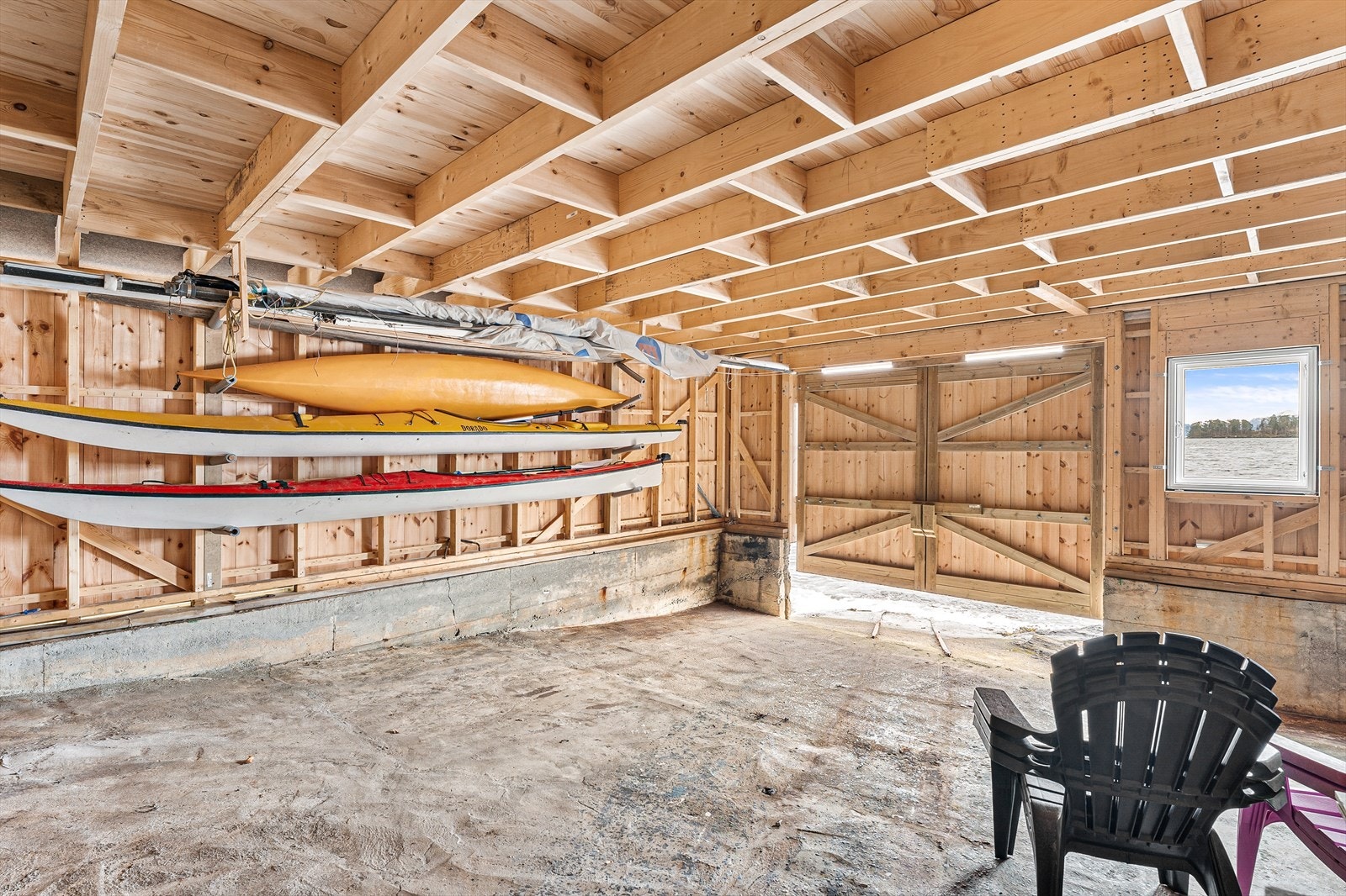 Naustdel med god plass til båt og og annet utstyr. Galleribilde