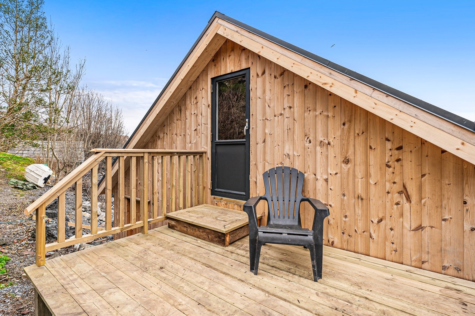 Inngang til naustloft og terrasseplatting på bakside. Galleribilde