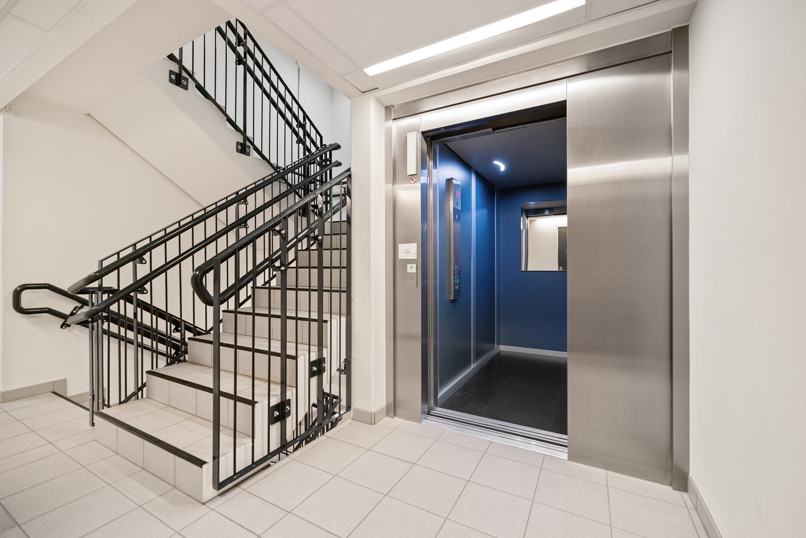 Bygg har heis som sikrer trappefri og tørrskodd adkomst fra garasje til leilighet. Galleribilde