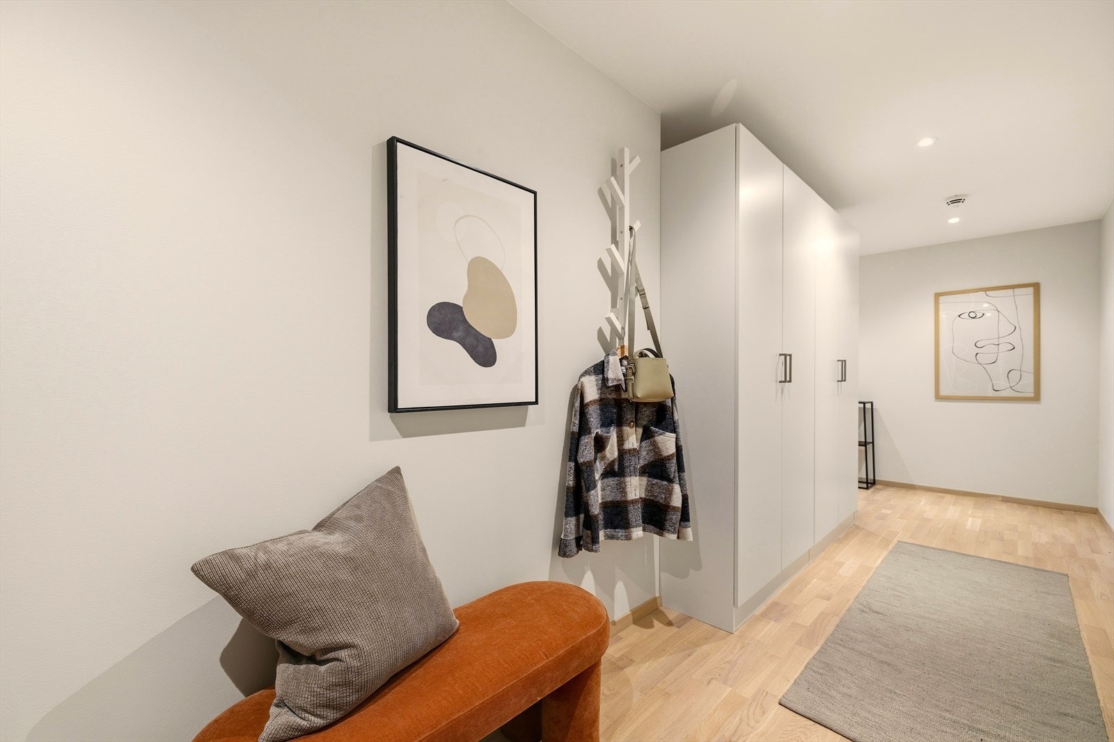 Gangen er romslig med god plass til å henge fra seg yttertøy. Galleribilde