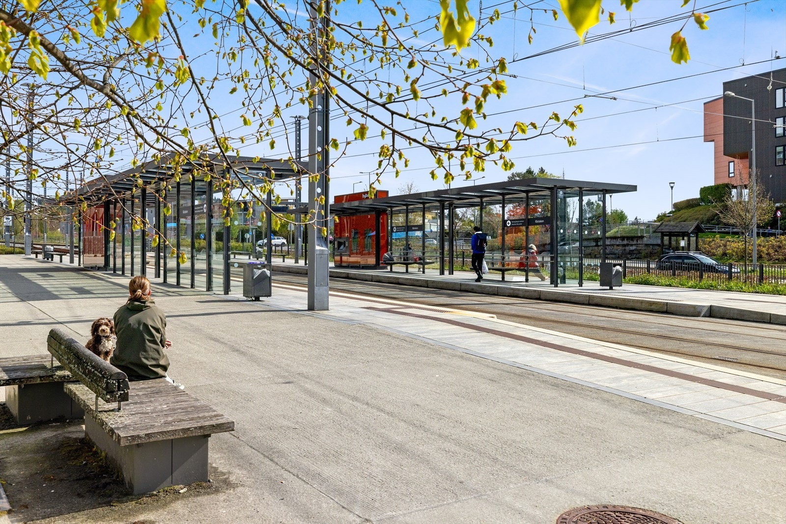 Bybanestoppet ved Råstølen gir rask og enkel tilgang til sentrum og Flesland, og du har også en rekke busser tilgjengelig! Galleribilde