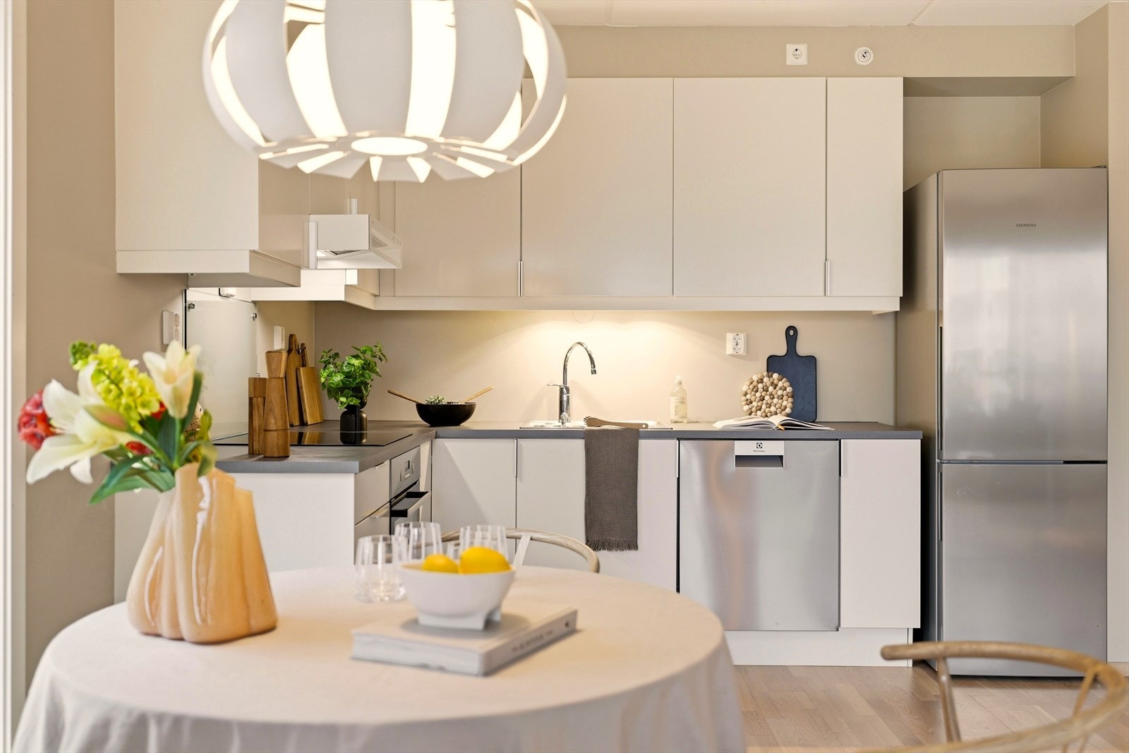 Kjøkkenet har åpen løsning mot stuen og har delikat Sigdal-innredning med glatte fronter, benkeplate av laminat og ventilator. Galleribilde