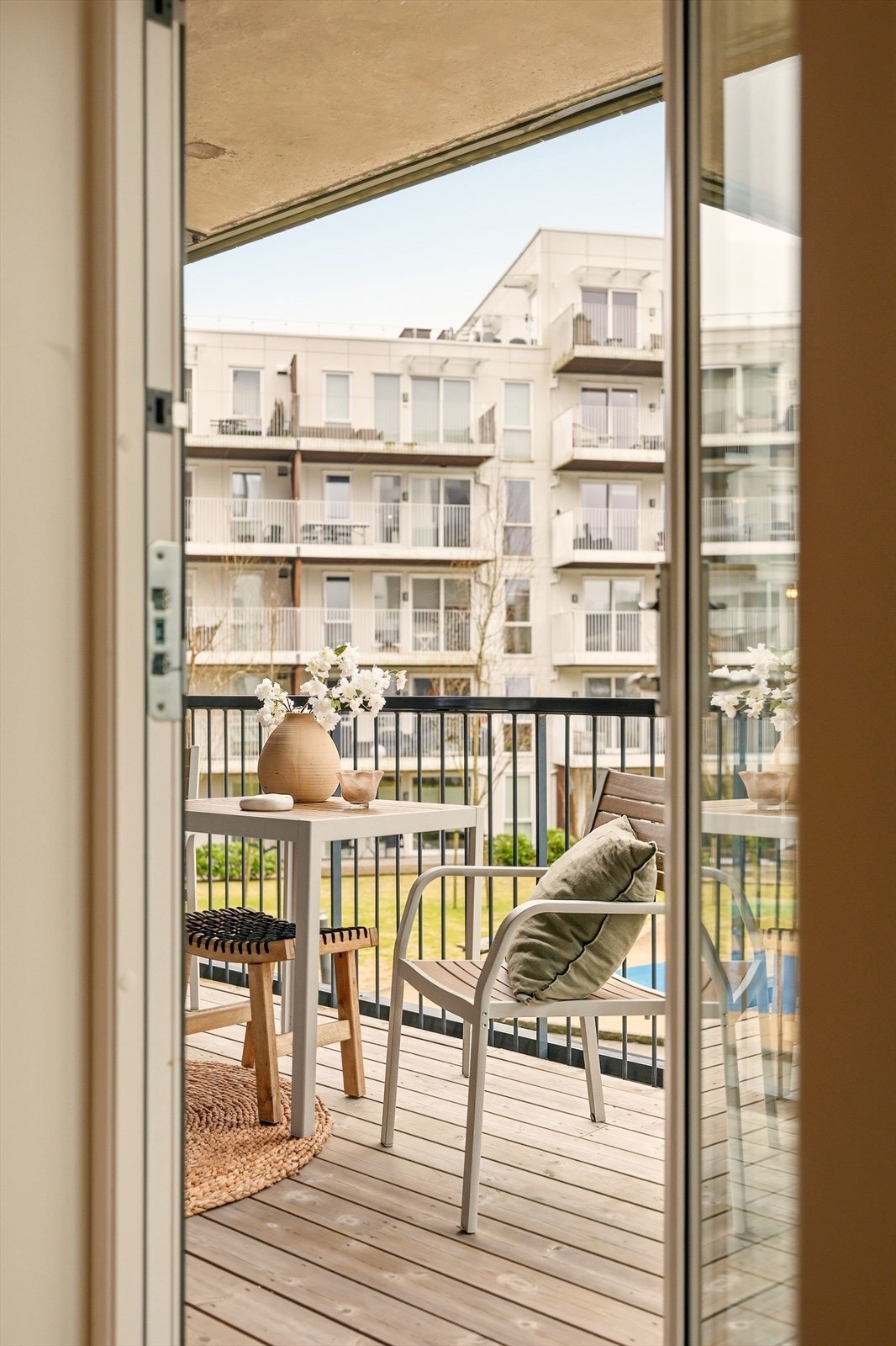 Fra stuen er det utgang til altan. Galleribilde