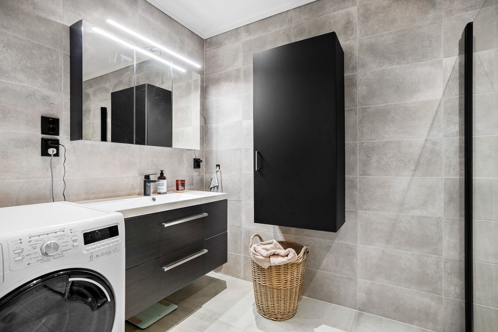 Boligen har to delikate bad, og badet i 1. etasje har opplegg for vaskemaskin. Galleribilde