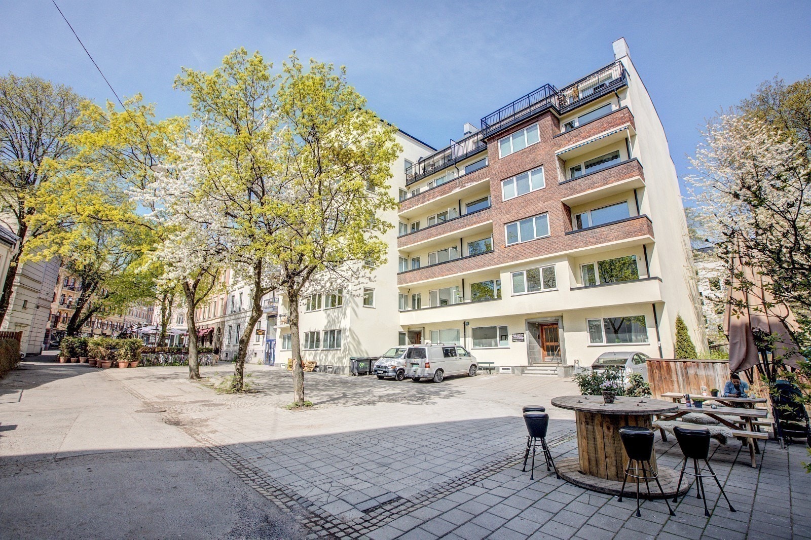 Fasade - Inngang helt til høyre. Galleribilde