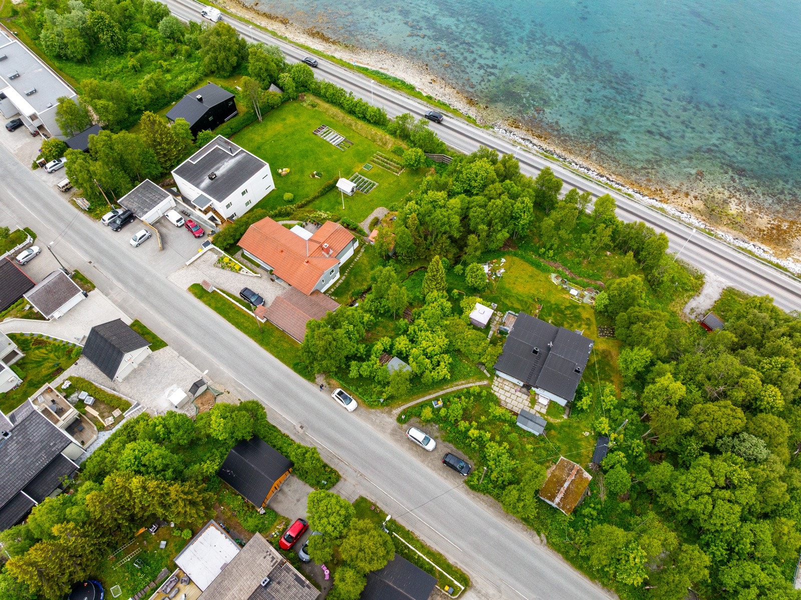 Tomta har en sjønær og flott beliggenhet i et rolig og barnevennlig boområde med nydelig utsikt! Galleribilde