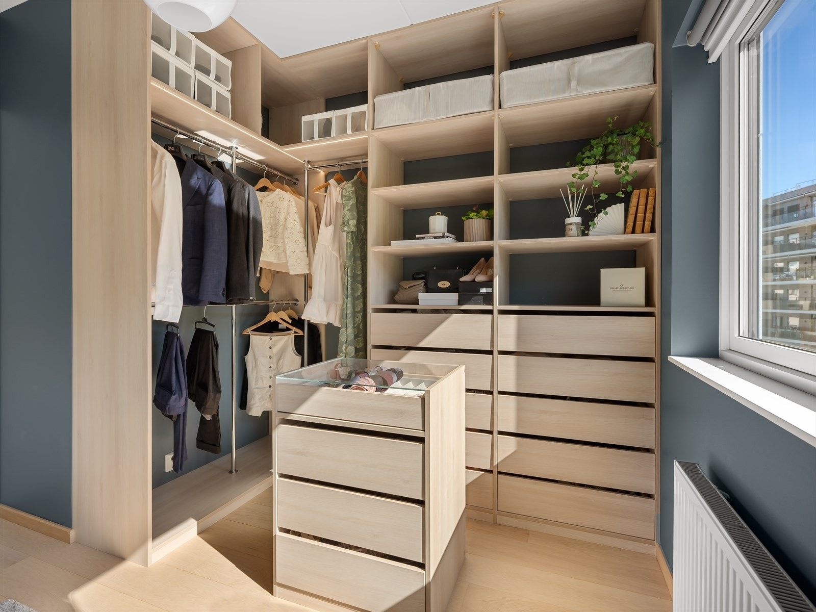 Åpen garderobeløsning med stang, skuffer og hyller som gir god plass til oppbevaring. Galleribilde