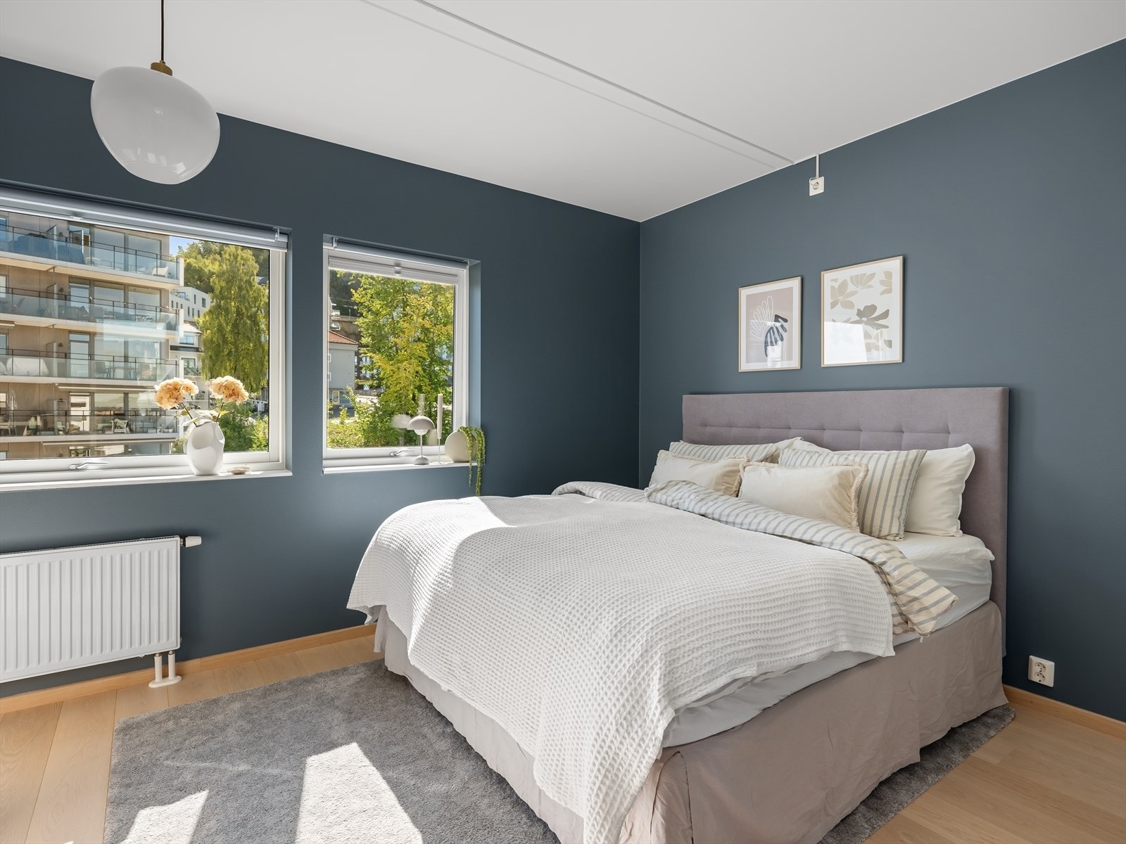 Romslig master soverom med god plass til dobbeltseng, walk-in og eget baderom. Galleribilde