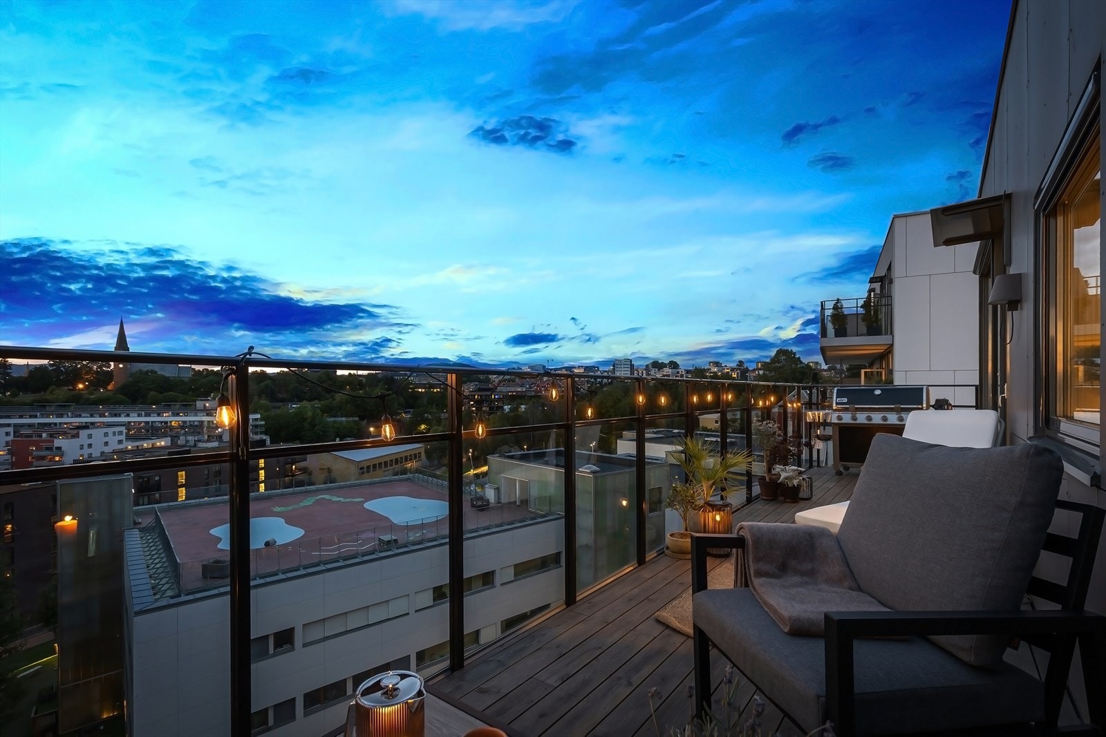 Den vestvendte balkongen har god plass til utemøbler, grilling og beplantning. Galleribilde