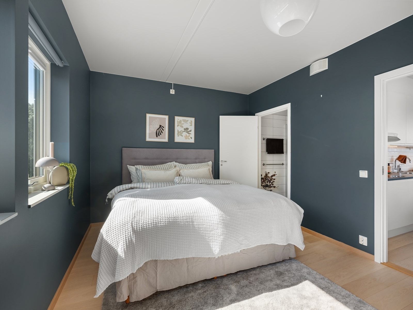 Master soverom er tilknyttet eget baderom. Galleribilde