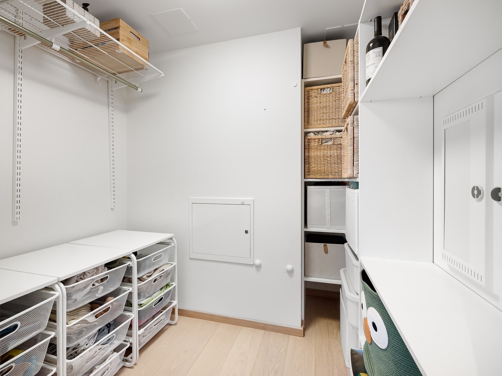 I tilknytning til entréen er det en praktisk innvendig bod med hylleløsning og klesstang. Galleribilde