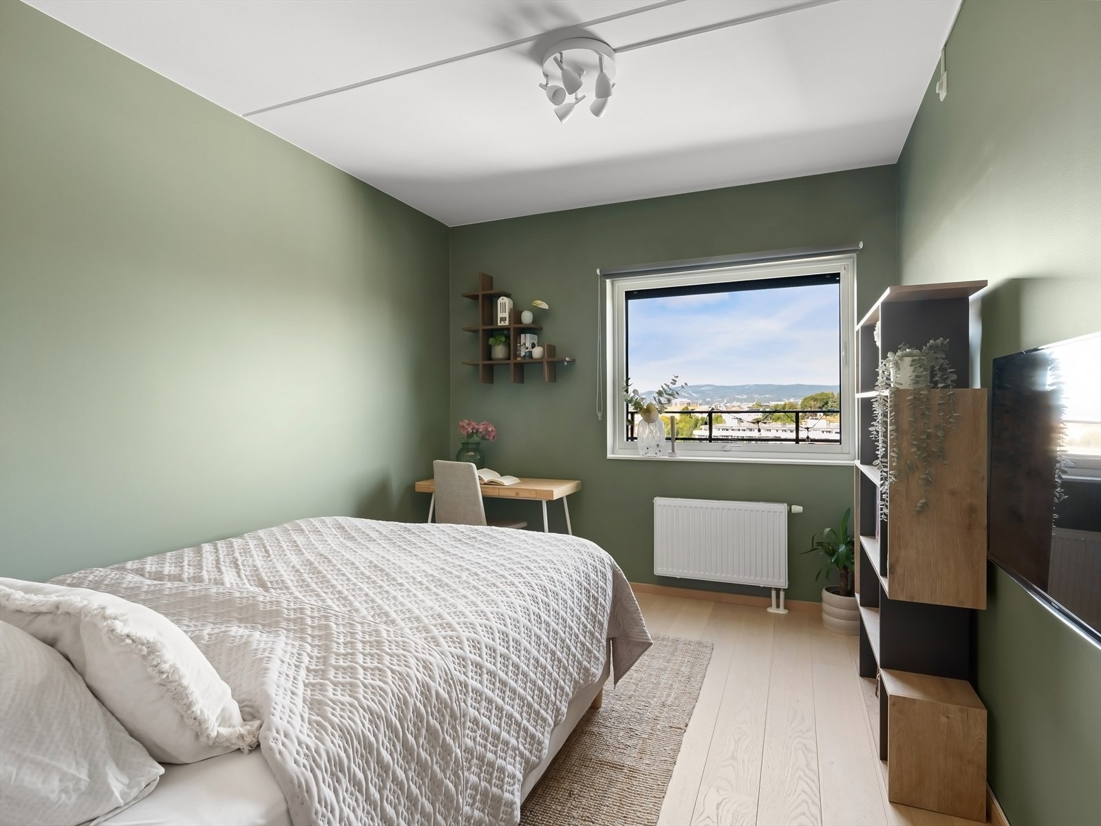 Soverom 2 er også av god størrelse med plass til seng, nattbord og skap/kommode. Galleribilde