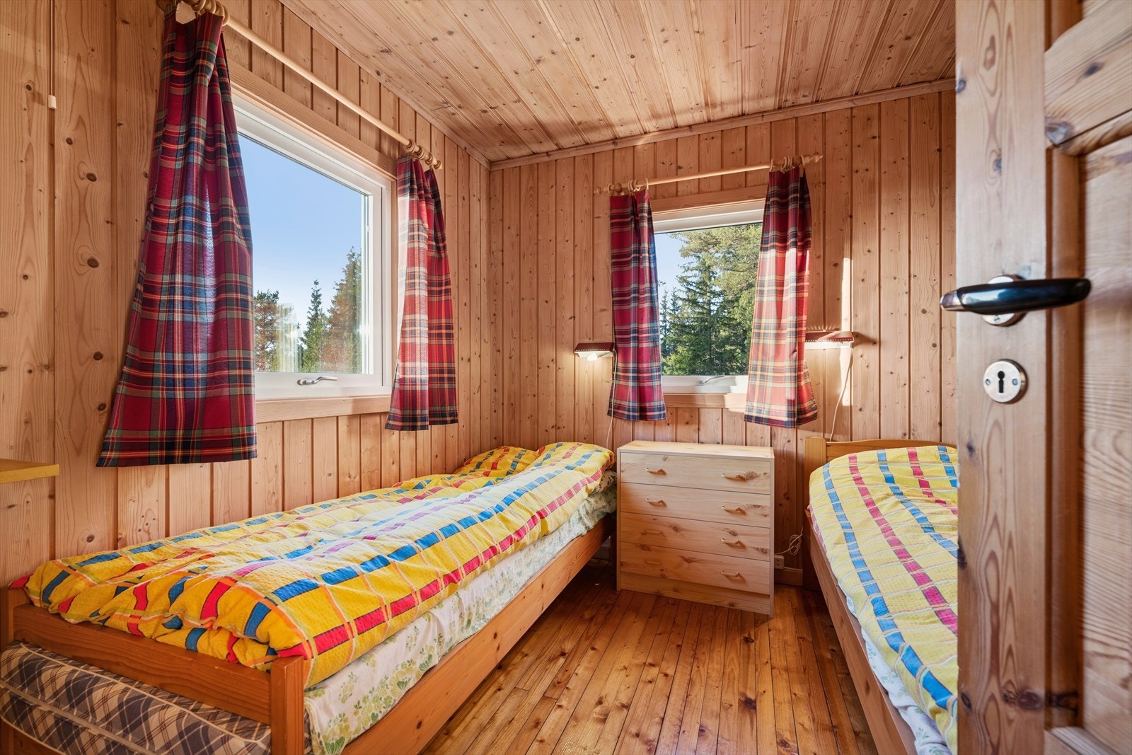 Hytta er ellers utstyrt med to soverom hvor begge rommene har plass til både seng og garderobe. Galleribilde