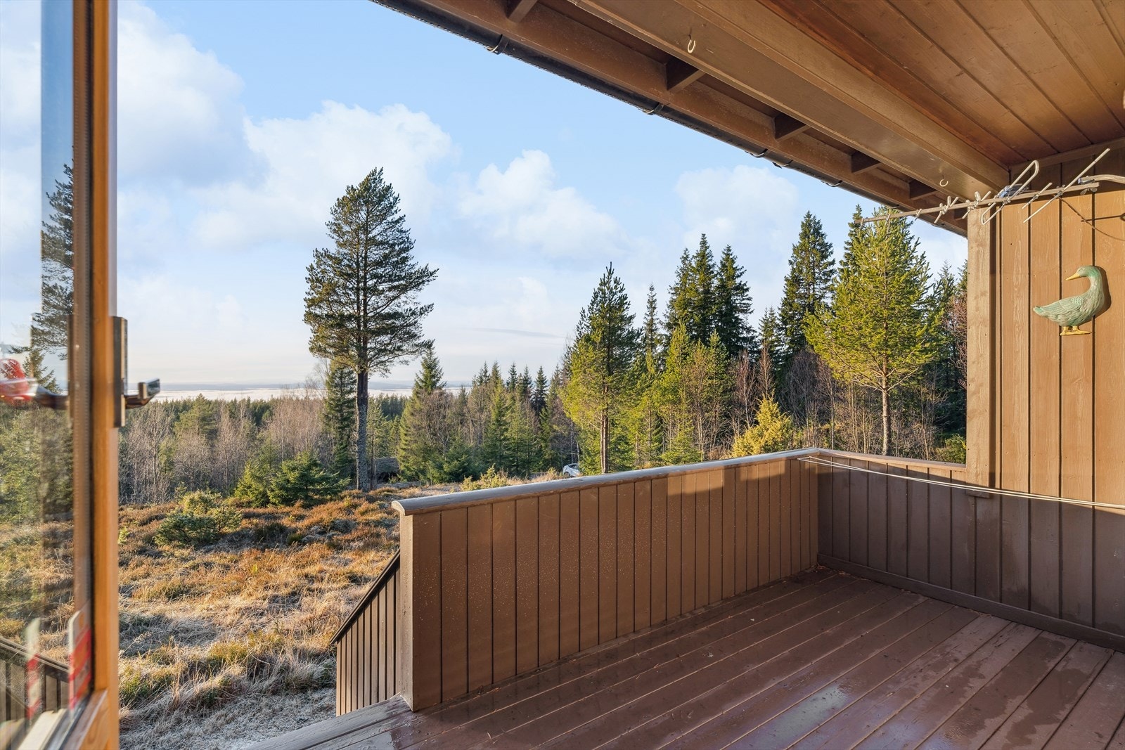 Fra stuen er det utgang til en romslig og delvis overbygget terrasse hvor man kan nyte flott utsikt. Galleribilde