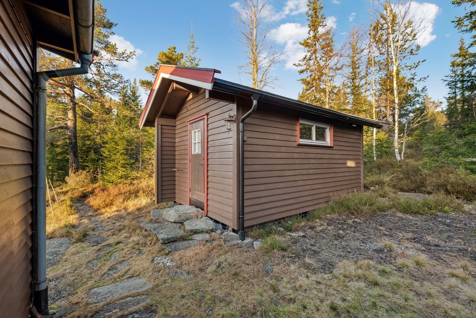 Uthus bygget i 2006 som gir god lagringsplass til familiens utstyr. Galleribilde