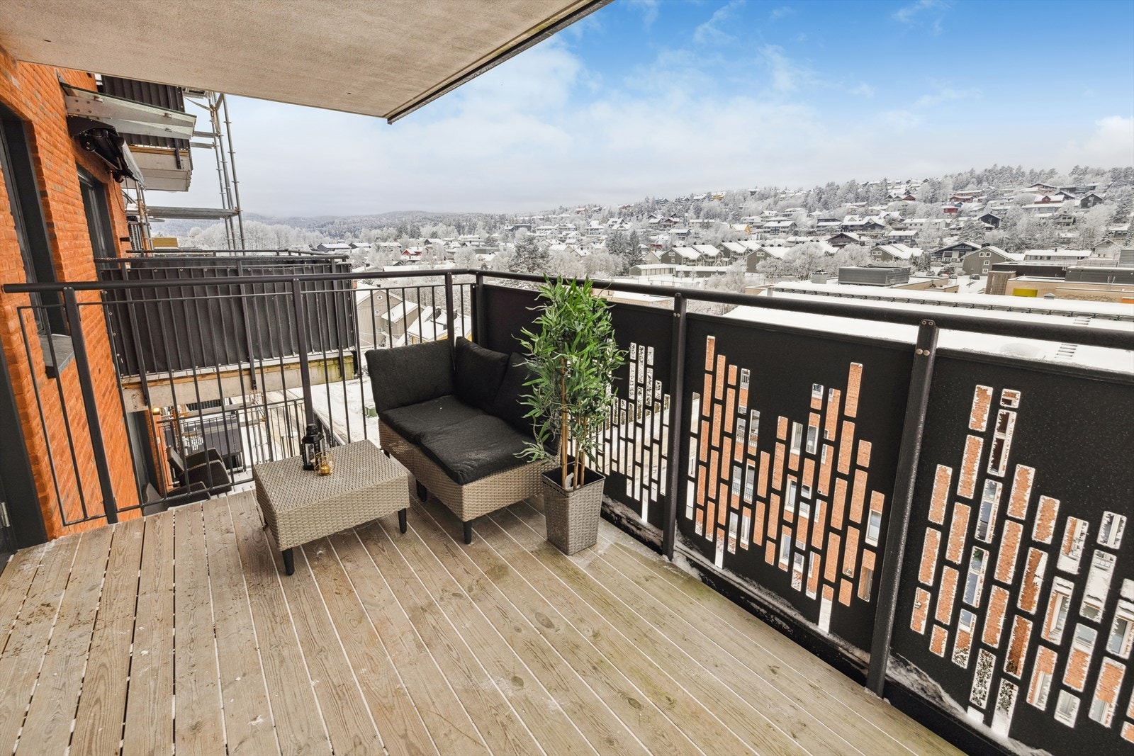 Fra stuen er det utgang til en stor og koselig balkong, en naturlig forlengelse av rommet, med plass til sittegruppe og møblement. Galleribilde