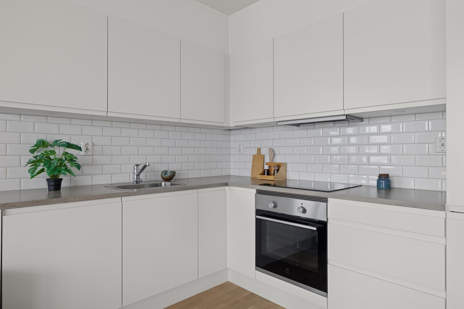 Integrerte hvitevarer inkluderer platetopp, komfyr, oppvaskmaskin og kjøl/frys. Galleribilde